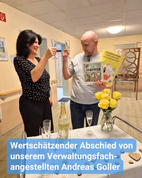 Kollegin und ihr Kollege stoßen mit einem Glas Sekt an. Der Mitarbeiter hält ein Buch präsent in der Hand und vor den Beinen ist ein Wagen mit Blumen und Dekoration. Bildbeschriftung: „Wertschätzender Abschied von unserem Verwaltungsfachangestellten Andreas Goller“